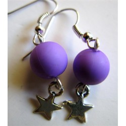 Boucles d'oreilles violettes et étoile argentée