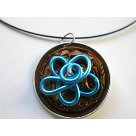 Pendentif fleur turquoise sur capsule marron