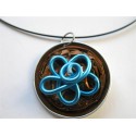 Pendentif fleur turquoise sur capsule marron