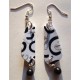 Boucles d'oreilles plastique dingue blanc volutes noires et argent