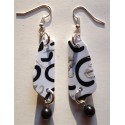 Boucles d'oreilles plastique dingue blanc volutes noires et argent