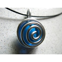 Collier avec pendentif en perle de verre bleue et fil argenté
