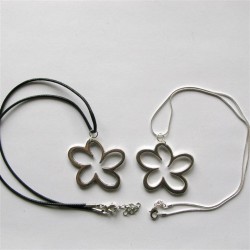 Collier avec pendentif grosse fleur stylisée