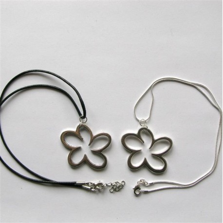 Collier avec pendentif grosse fleur stylisée