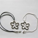 Collier avec pendentif grosse fleur stylisée