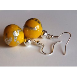 Boucles jaunes avec feuilles d'argent