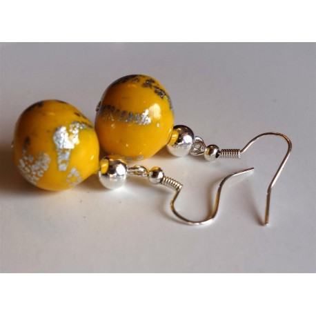 Boucles jaunes avec feuilles d'argent