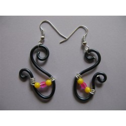 Boucles d'oreilles fil alu noir et petites perles jaunes et roses