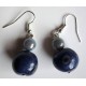 Boucles d'oreilles perles fimo bleu marine et noire et perle nacrée