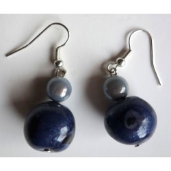 Boucles d'oreilles perles fimo bleu marine et noire et perle nacrée