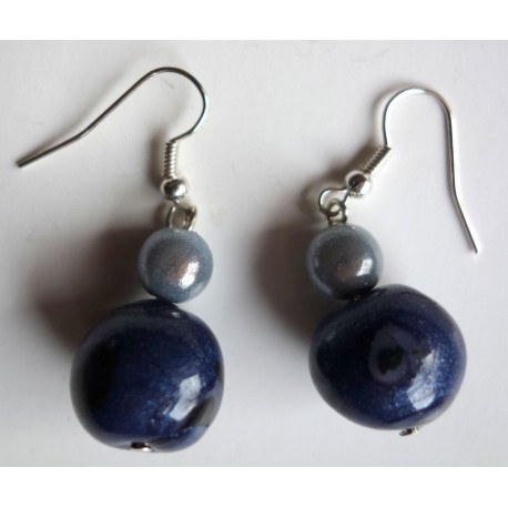 Boucles d'oreilles perles fimo bleu marine et noire et perle nacrée