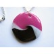 Collier avec pendentif fimo fuchsia, noir et blanc