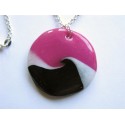Collier avec pendentif fimo fuchsia, noir et blanc