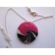 Collier avec pendentif fimo fuchsia, noir, gris et blanc