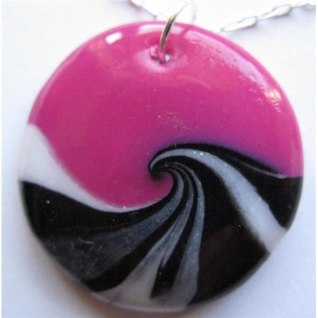 Collier avec pendentif fimo fuchsia, noir, gris et blanc