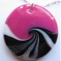 Collier avec pendentif fimo fuchsia, noir, gris et blanc