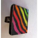 Grosse bague carrée Fimo "rayé multicolore" sur diagonale