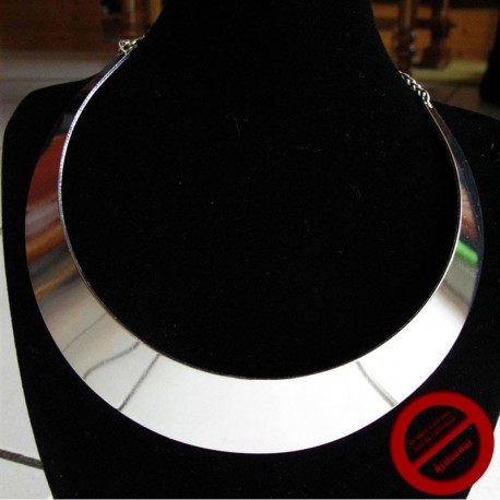 Collier tour de cou argenté (Attention produit non artisanal)