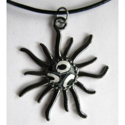 Collier avec pendentif soleil fimo noire et blanche