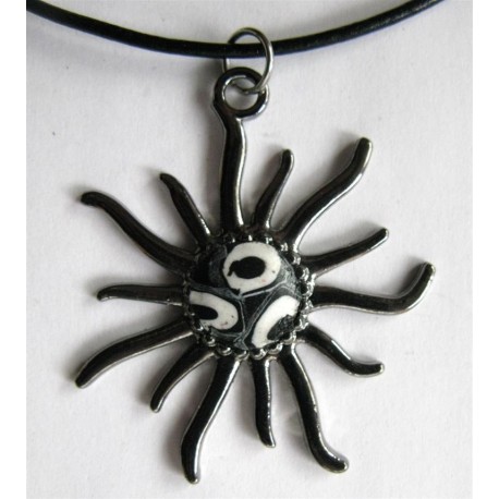 Collier avec pendentif soleil fimo noire et blanche