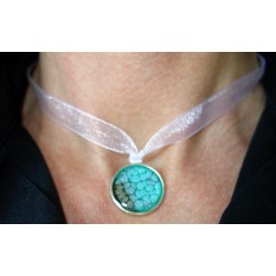 Pendentif bouton d'or monté sur collier