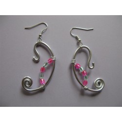 Boucles d'oreilles fil alu argent et petites perles transparentes et fuchsia