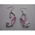 Boucles d'oreilles fil alu argent et petites perles transparentes et fuchsia