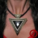 Collier gros pendentif triangle (Attention produit non artisanal)