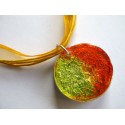 Collier avec pendentif "effet verre jaune orangé"