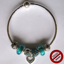 Bracelet rigide avec breloque et perles bleues (Attention produit non artisanal)