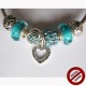 Bracelet rigide avec breloque et perles bleues (Attention produit non artisanal)