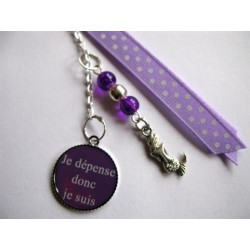 Bijou de sac "citation" : Je dépense donc je suis (mauve)