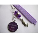 Bijou de sac "citation" : Je dépense donc je suis (mauve)