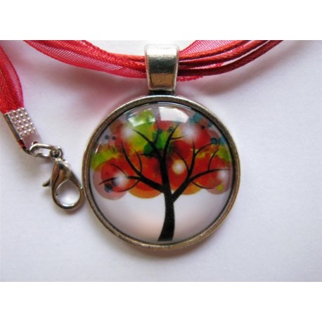 Collier avec pendentif cabochon arbre 1