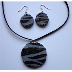 Collier zèbre gris foncé