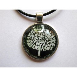 Collier avec pendentif cabochon arbre 2