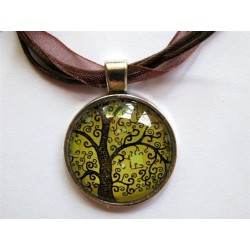 Collier avec pendentif cabochon arbre 8