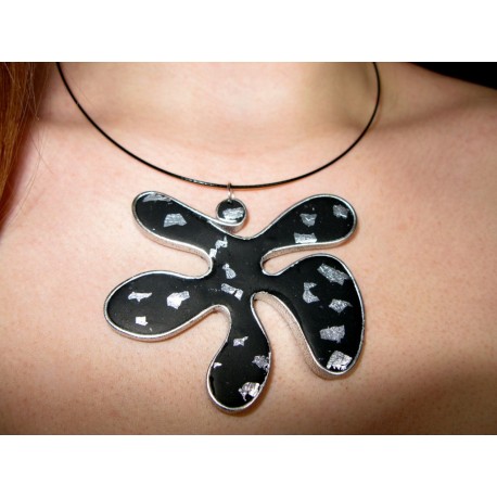 Collier avec pendentif fimo noir feuille d'argent serti alu