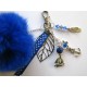Bijou de sac pompon bleu