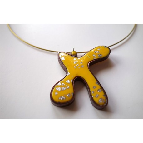 Collier "bonhomme" jaune avec feuille d'argent