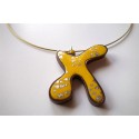 Collier "bonhomme" jaune avec feuille d'argent