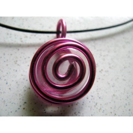 Collier avec pendentif en perle de verre et fil rose