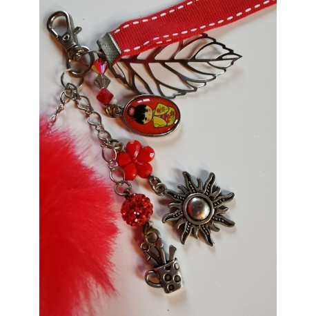 Bijou de sac pompon rouge