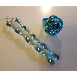 Boucles d'oreilles en fil alu plat bleu glaçon