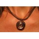 Collier avec pendentif en perle de verre transparente et fil marron, ruban organza