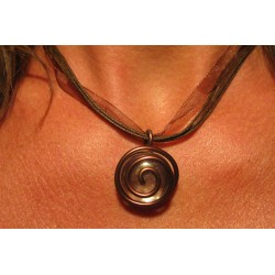 Collier avec pendentif en perle de verre transparente et fil marron, ruban organza