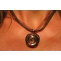 Collier avec pendentif en perle de verre transparente et fil marron, ruban organza