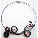 Collier noir à perles corail